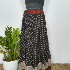 Long skirt with leaf print