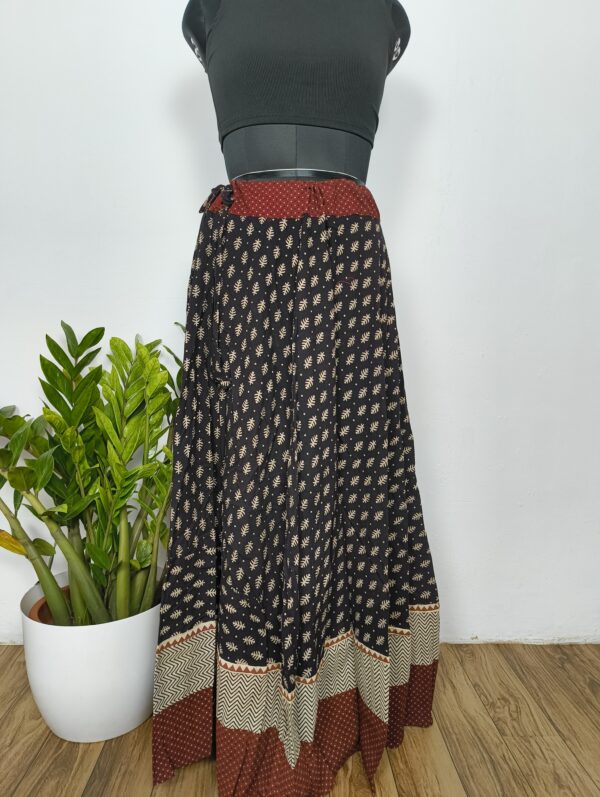 Long skirt with leaf print