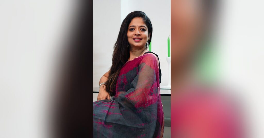 Indian woman wearing a grey and pink kota doria saree showing the fine square khat weave